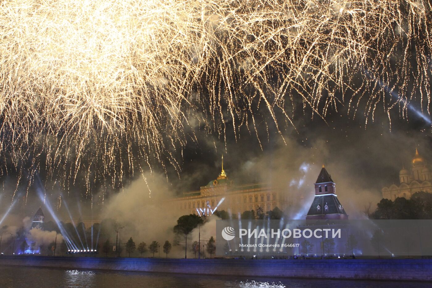 Праздничный салют в Москве