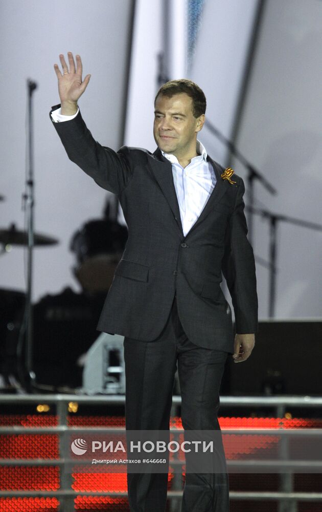 Д.Медведев на праздничном концерте в "Лужниках"
