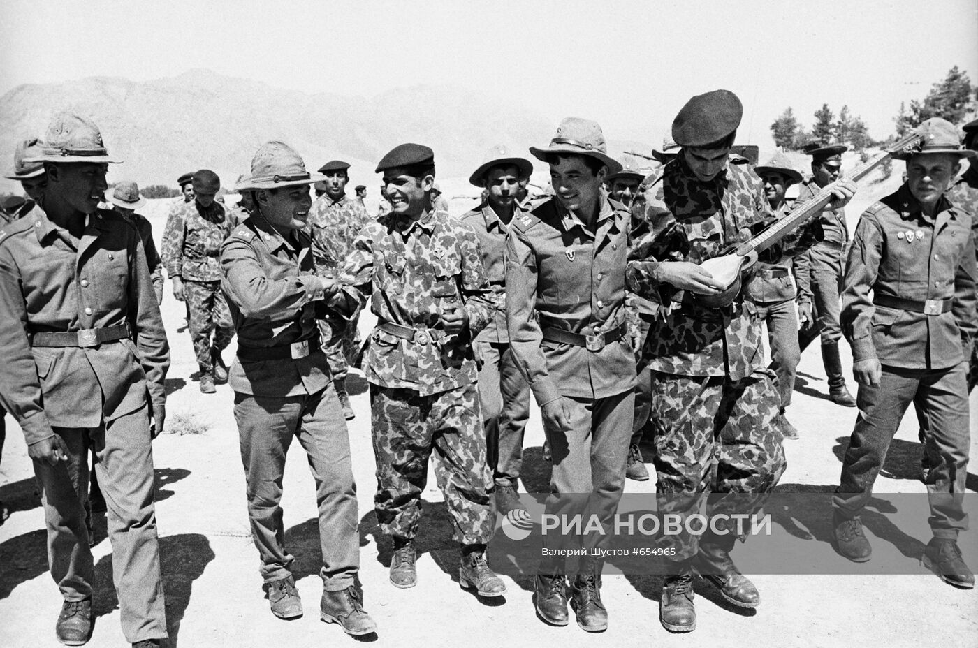 Соетские и афганские солдаты