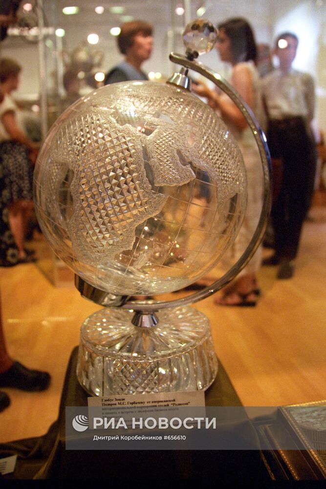 Выставка подарков советским государственным деятелям...