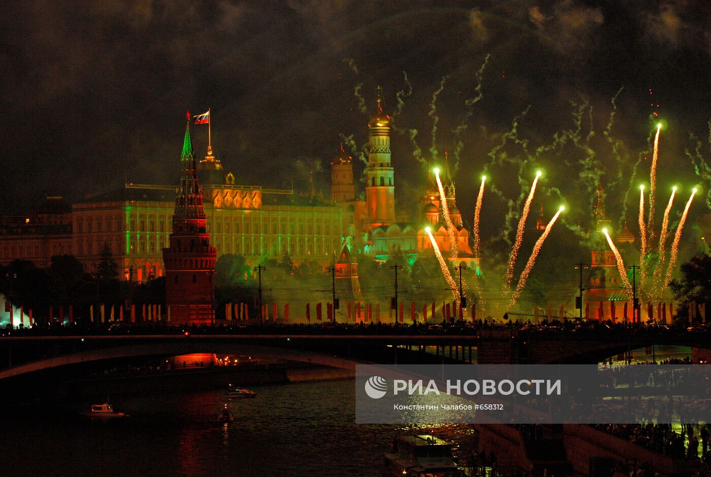 Праздничный салют над Москвой