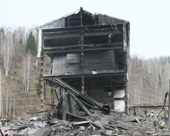 Разрушения после аварии на шахте "Распадская"