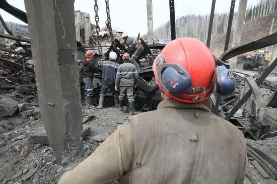 Спасатели на шахте "Распадская"