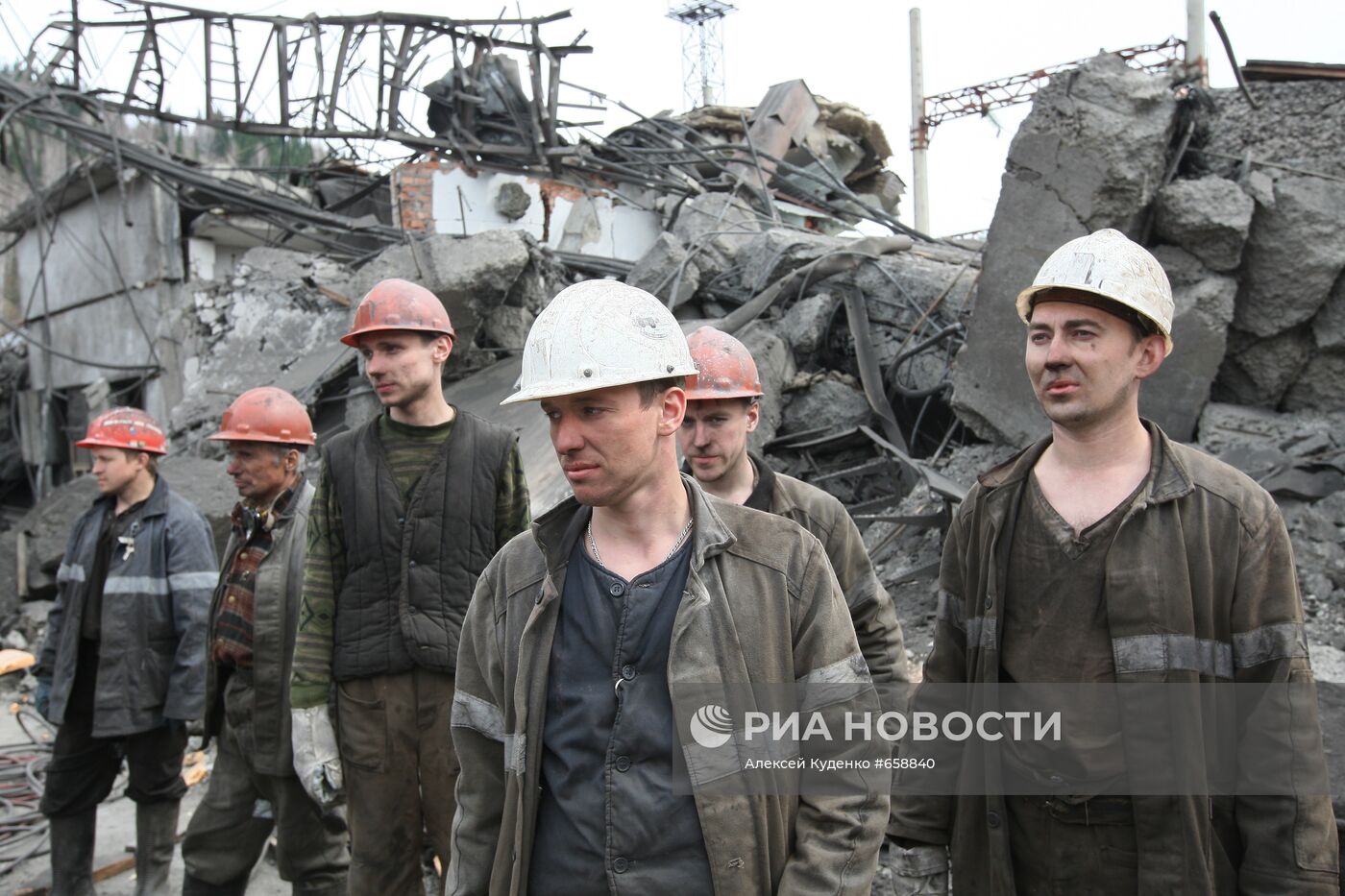Спасатели на шахте "Распадская"