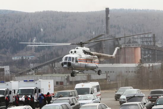 Вертолет Ми-8 МЧС РФ на шахте "Распадская"