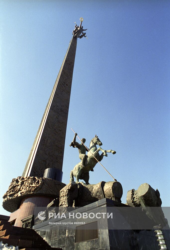 Скульптура святого Георгия Победоносца и Монумент Победы