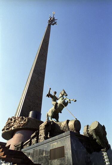 Скульптура святого Георгия Победоносца и Монумент Победы