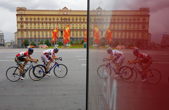 Участники велогонки "Пять колец Москвы"
