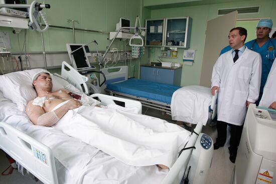 Президент РФ навестил в больнице в Москве кузбасских шахтеров