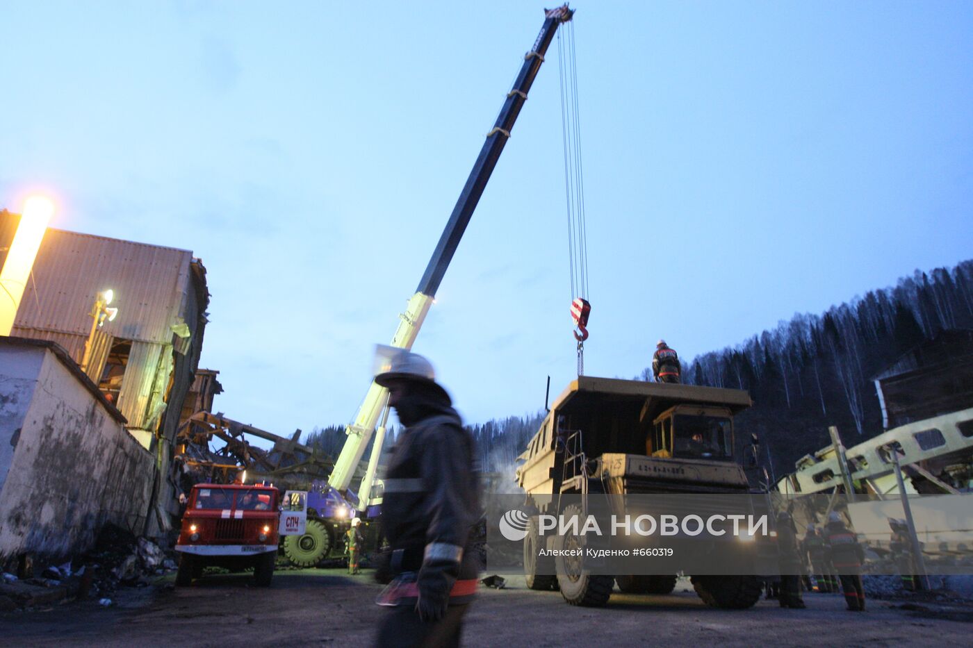 Сотрудники МЧС РФ проводят ремонтно-восстановительные работы