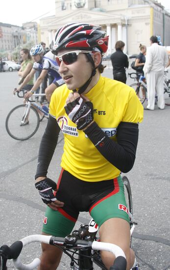 Победитель велогонки в общем зачете Сергей Фирсанов