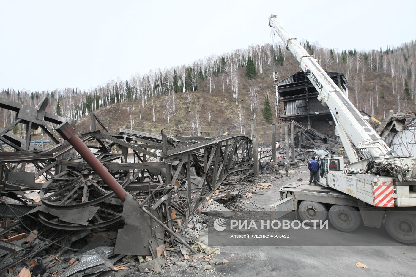 Разрушения после аварии на шахте "Распадская"