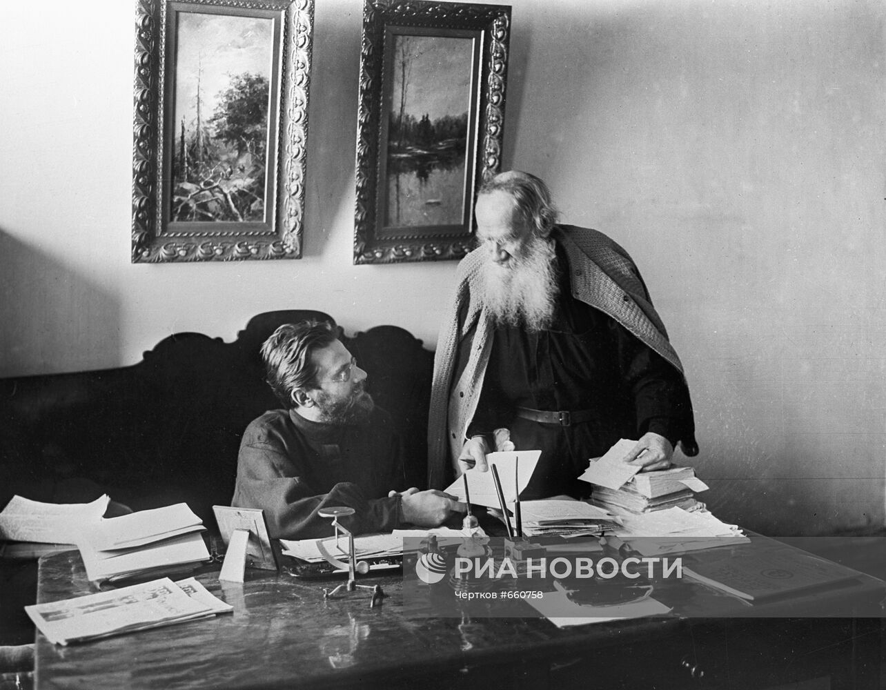 Писатель Л.Н.Толстой с секретарем Н.Н.Гусевым