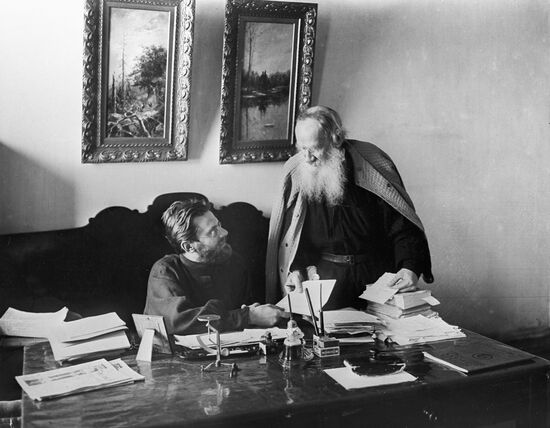 Писатель Л.Н.Толстой с секретарем Н.Н.Гусевым