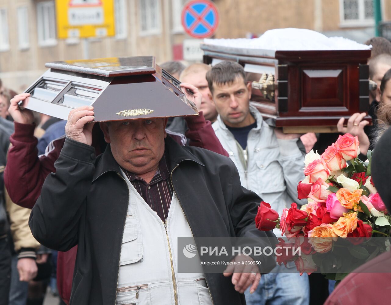 Похороны горняков, погибших на шахте "Распадская"