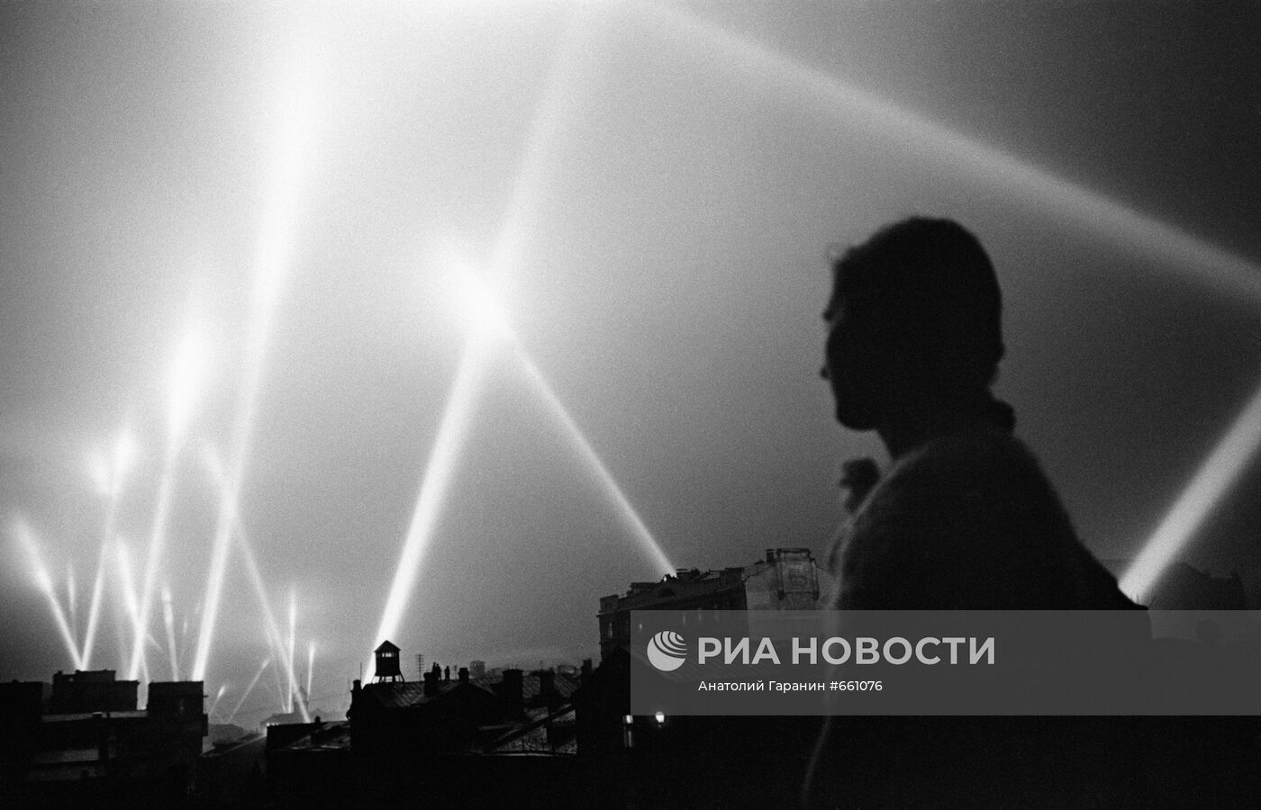 Лучи прожекторов войск ПВО освещают небо Москвы