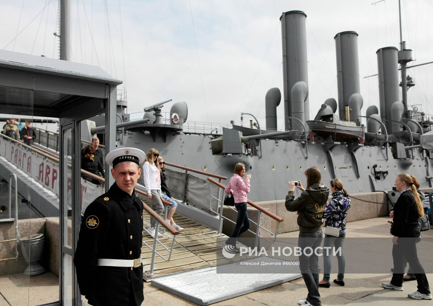 Крейсер "Аврора" на стоянке у Петроградской набережной