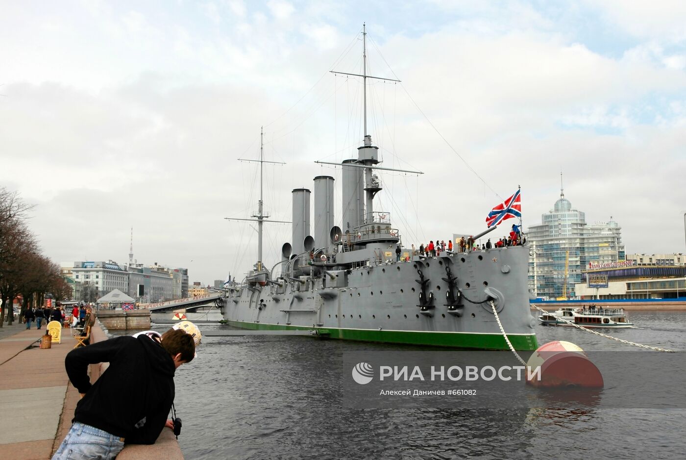 Крейсер "Аврора" на стоянке у Петроградской набережной