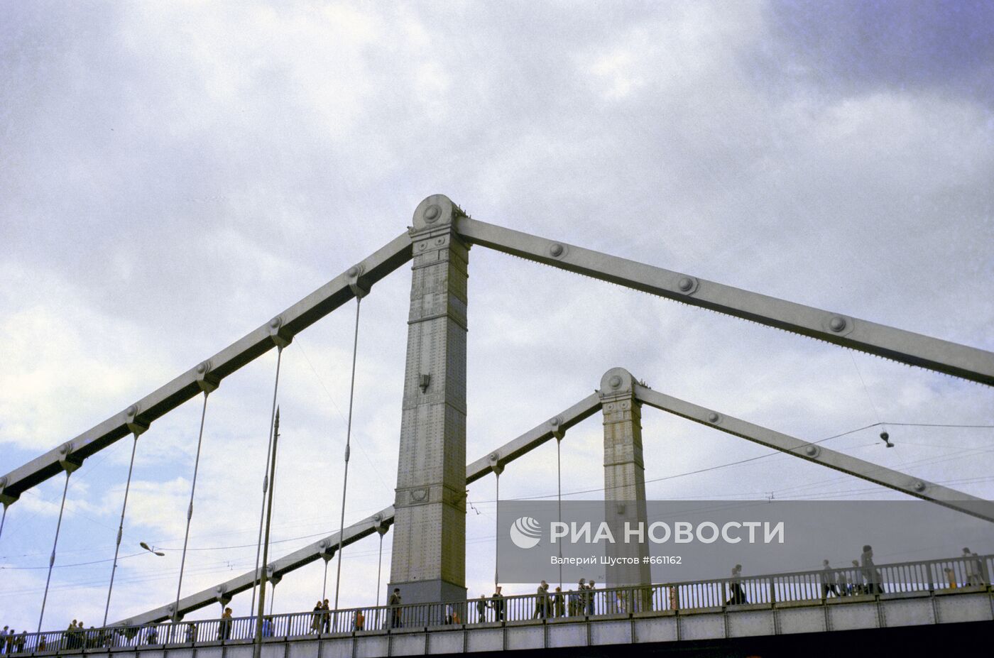 Крымский мост в городе Москва
