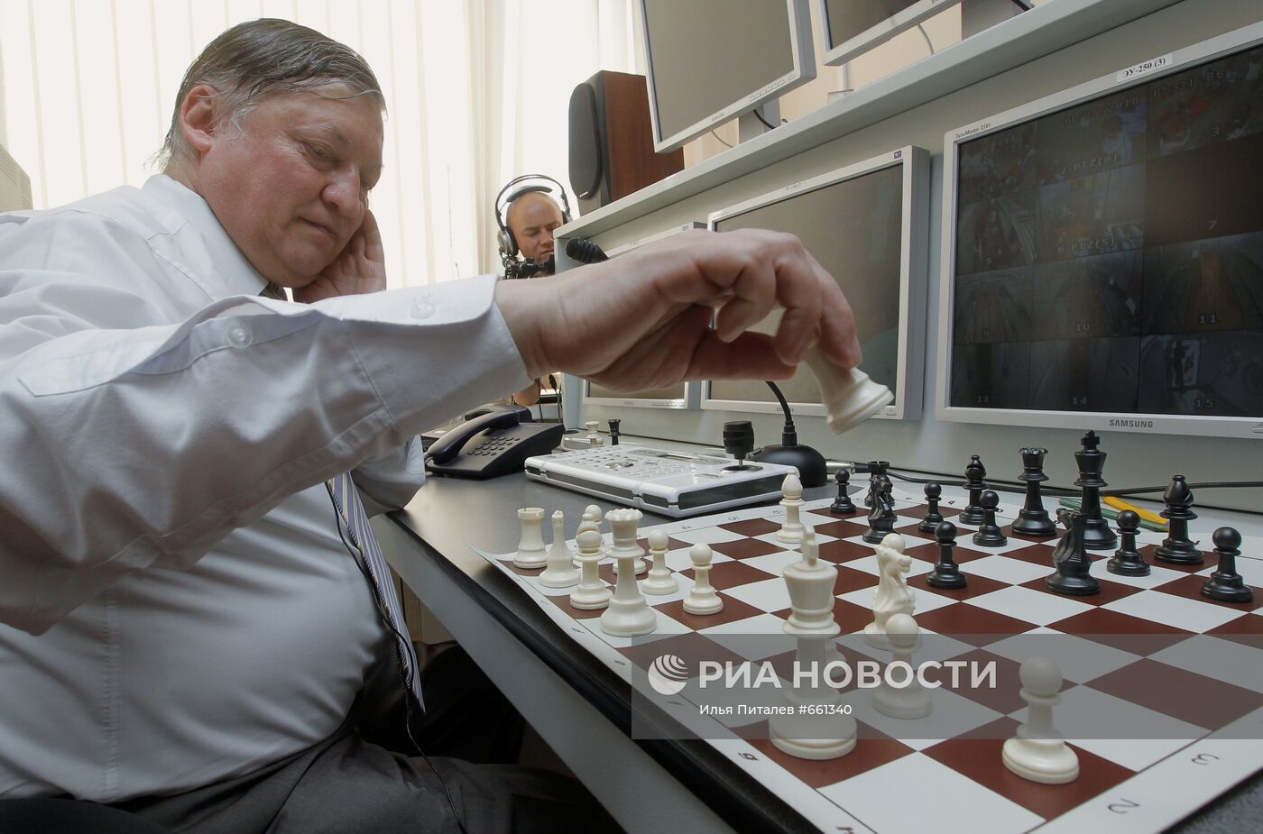 А.Карпов сыграл в шахматы с участниками проекта "Марс-500"