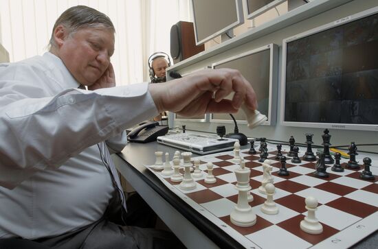 А.Карпов сыграл в шахматы с участниками проекта "Марс-500"