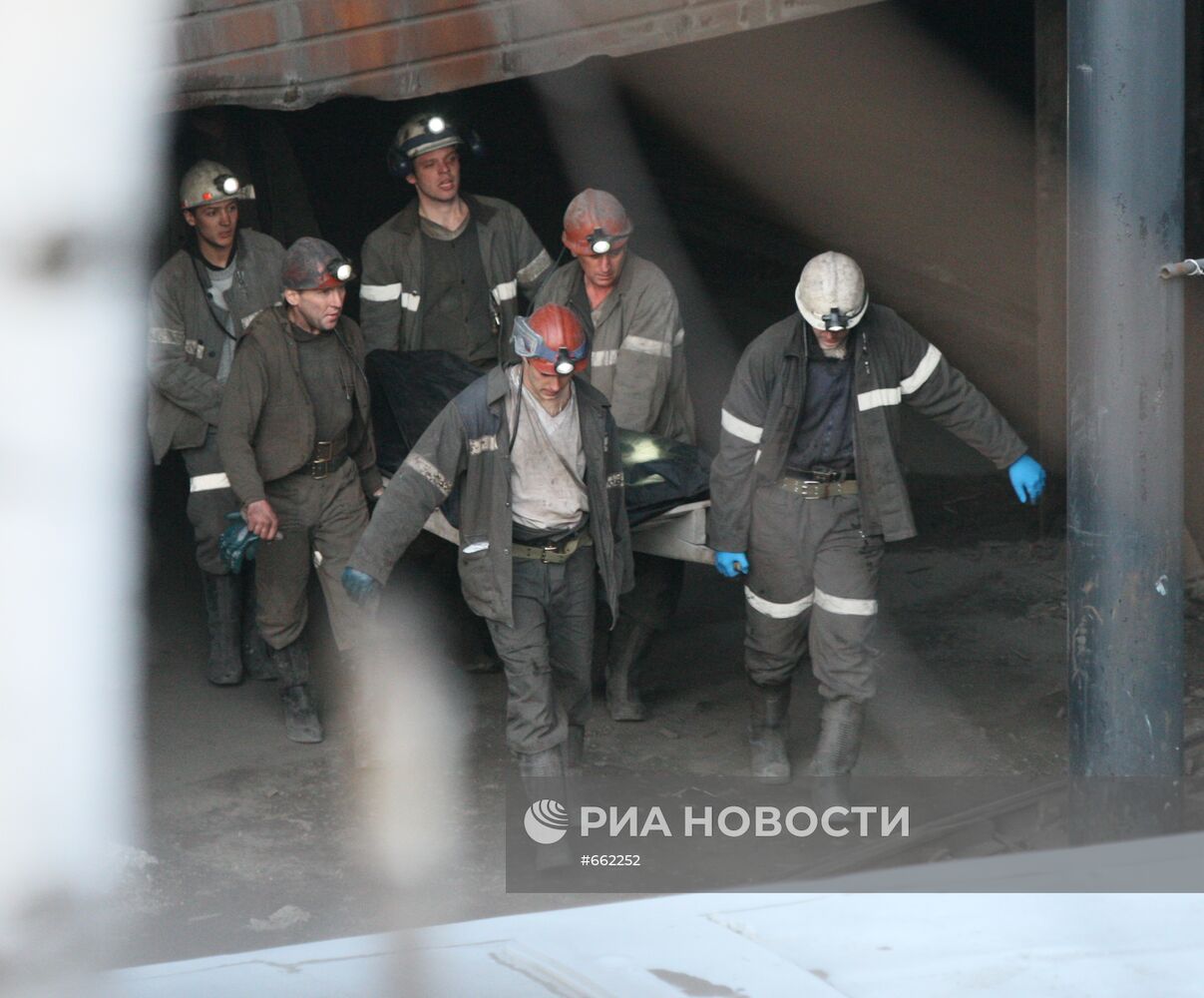 Поднятие тел погибших при взрывах на шахте "Распадская"