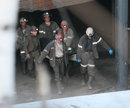 Поднятие тел погибших при взрывах на шахте "Распадская"