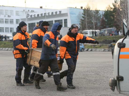Спасатели МЧС передислоцируют расчеты с шахты "Распадская"