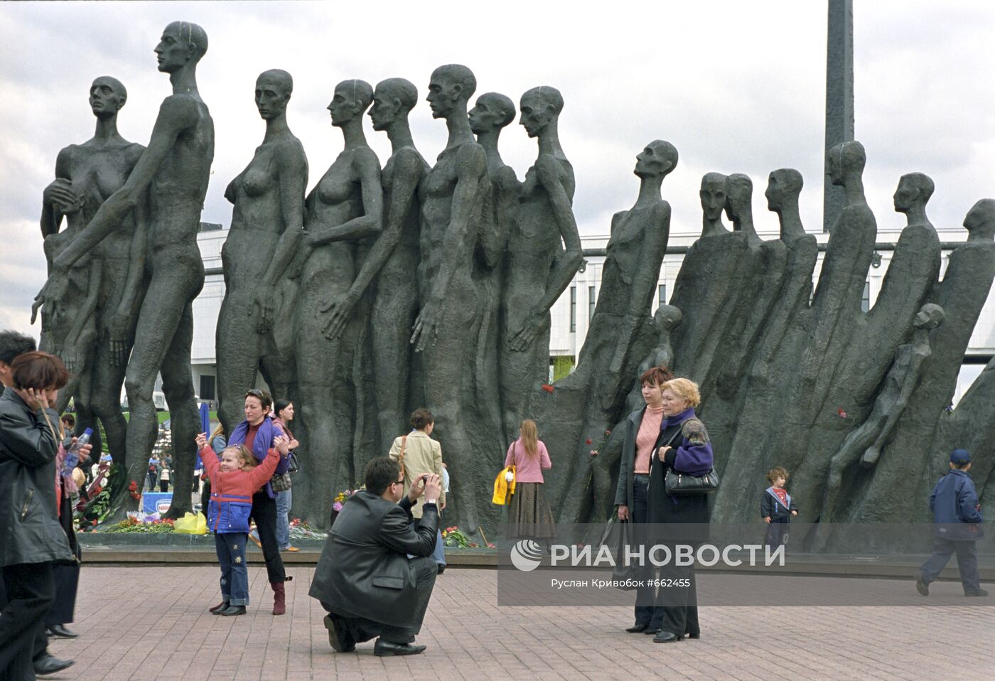 У памятника жертвам Холокоста