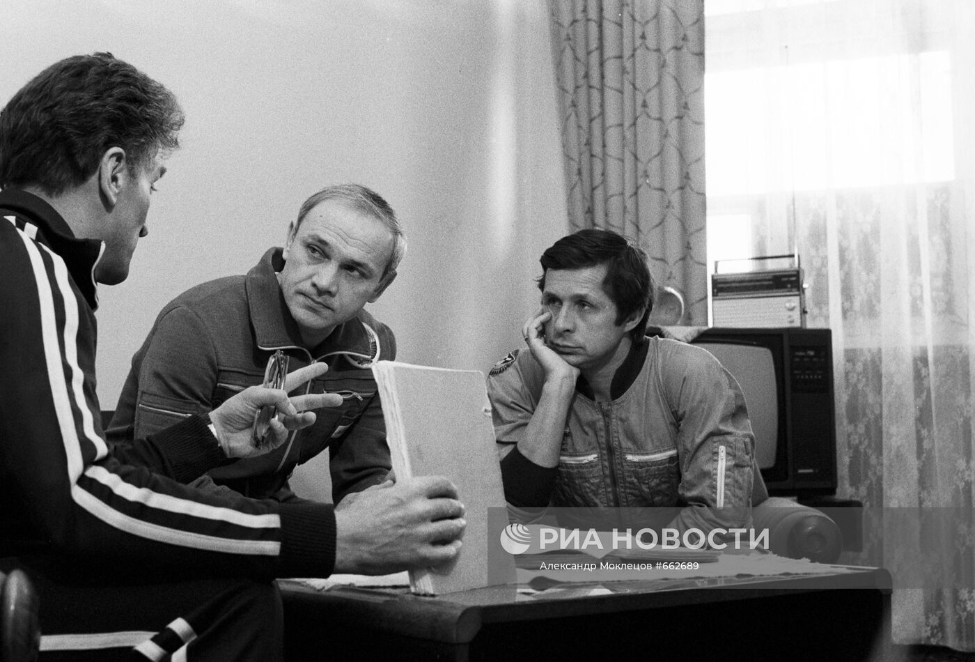 Летчики-космонавты СССР Владимир Джанибеков и Виктор Савиных