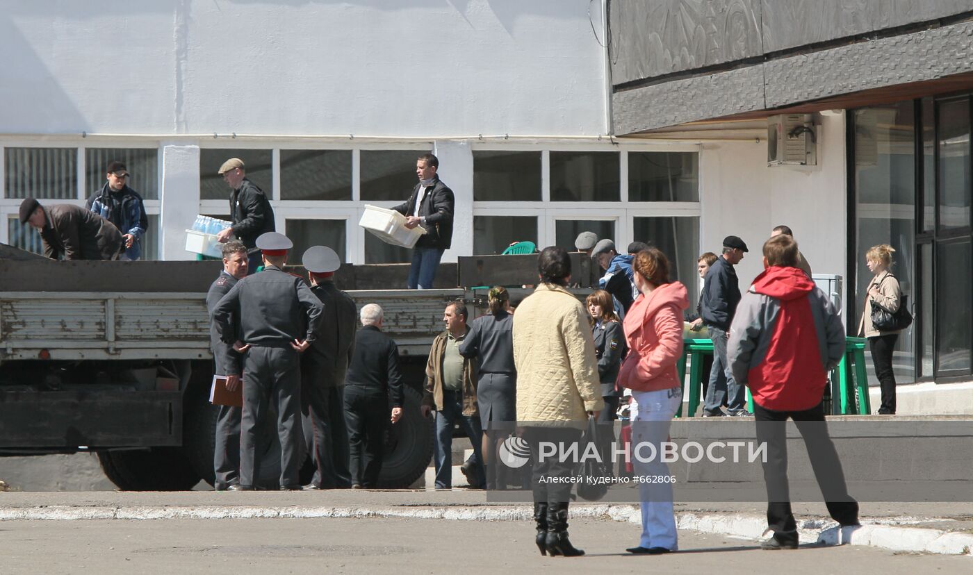 Эвакуация родственников шахтеров и журналистов с "Распадской"