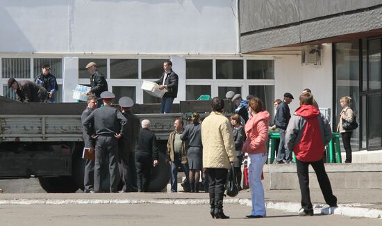 Эвакуация родственников шахтеров и журналистов с "Распадской"