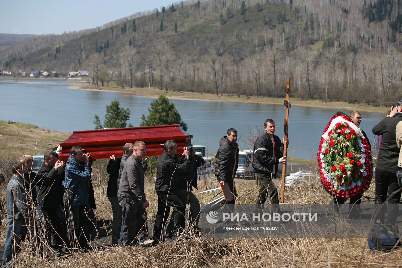 Похороны шахтеров, погибших на шахте "Распадская"