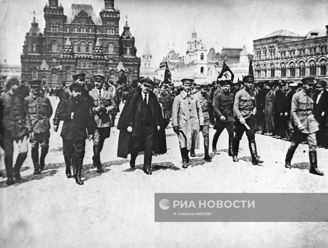 В.И. Ленин с группой командиров