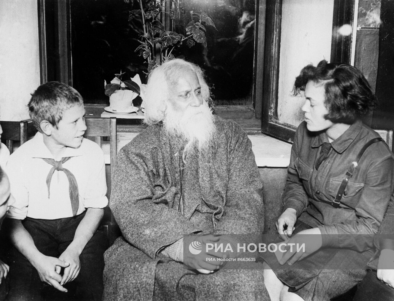 Рабиндранат Тагор на встрече с московскими школьниками, 1930 год