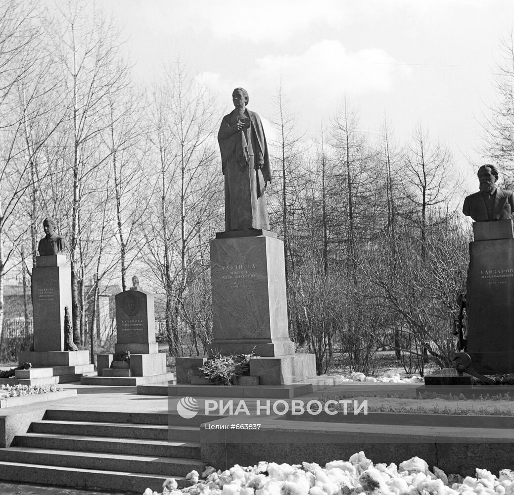 Надгробный памятник М.Ульяновой