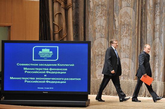 Владимир Путин на заседании в Доме правительства РФ