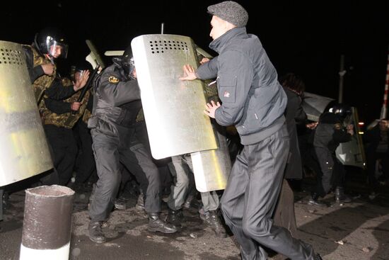 Столкновение между протестующими и ОМОНом в Междуреченске