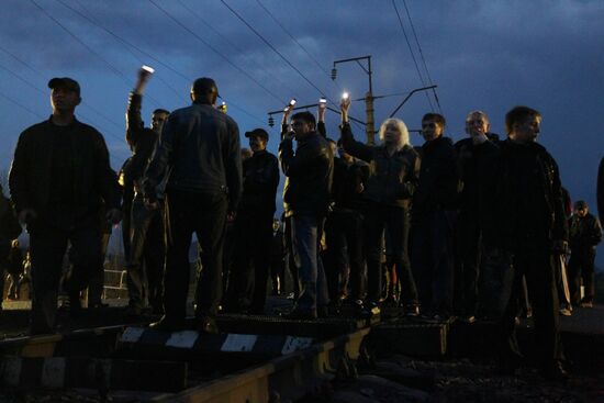 Жители Междуреченска перекрыли железную дорогу