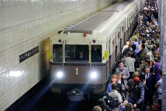 Церемония пуска нового поезда "Ретропоезд"