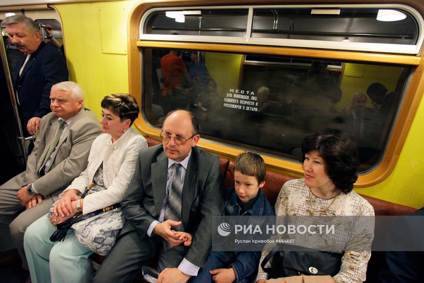 Пассажиры в ретропоезде