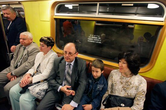 Пассажиры в ретропоезде