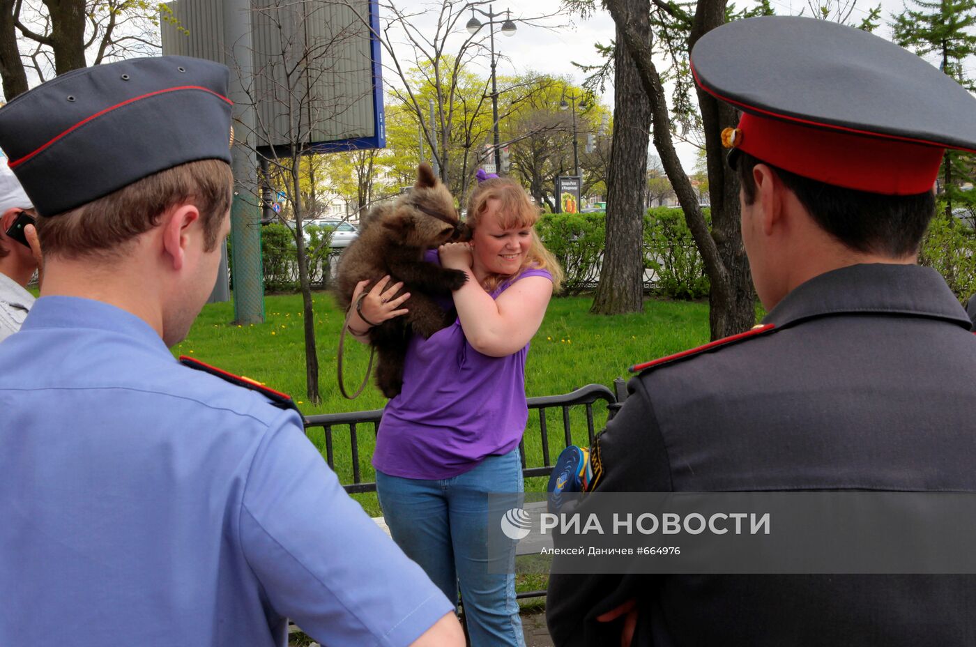 Медвежонок уличного фотографа