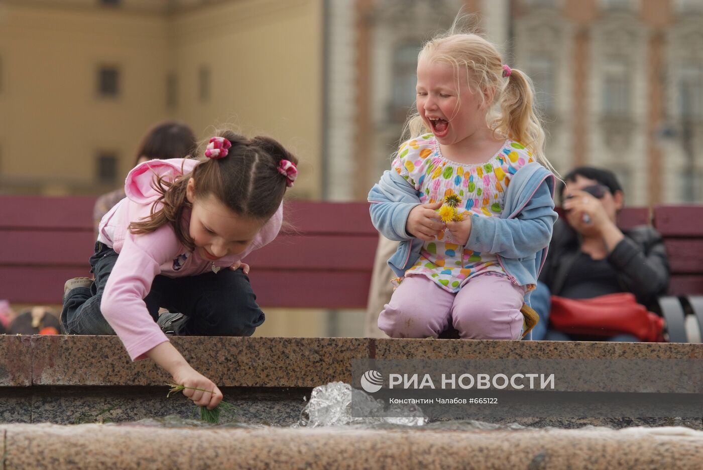 Дети у фонтана