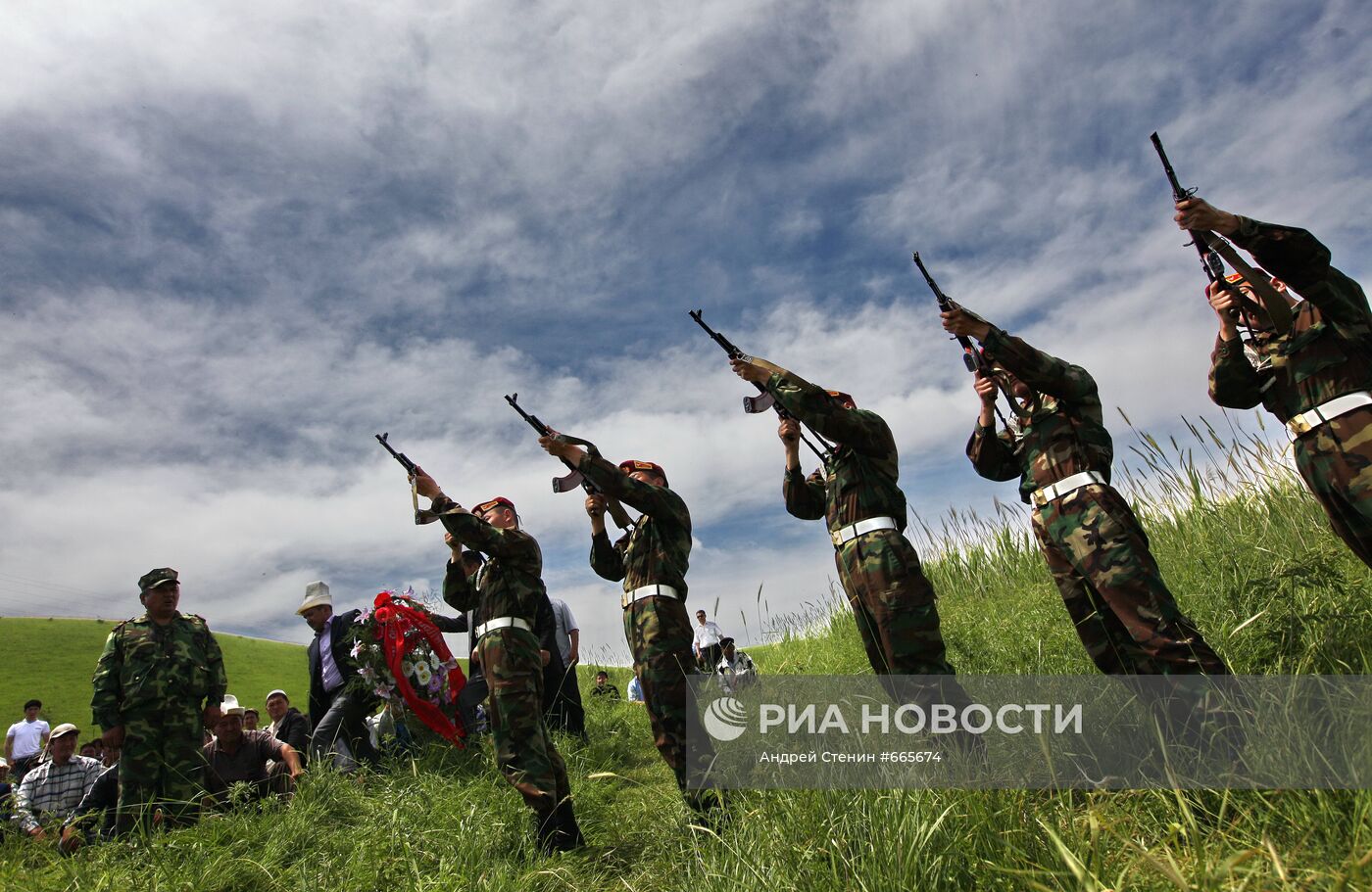 Похороны погибшего при беспорядках в Джалал-Абаде