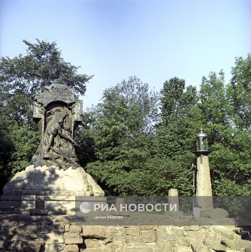 Фонарь-маяк и памятник миноносцу "Стерегущий"