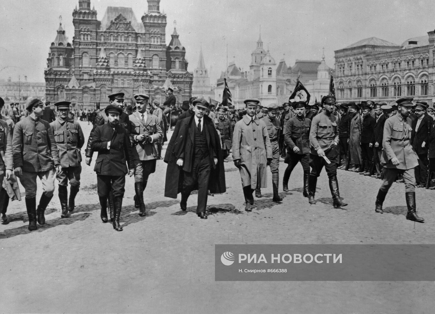 В.И. Ленин с группой командиров обходит строй войск Всевобуча