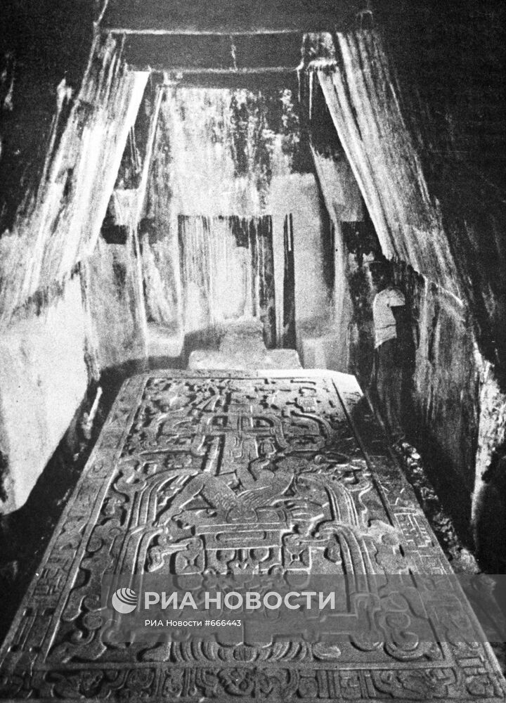 Гробница в "Храме надписей" в Паленке
