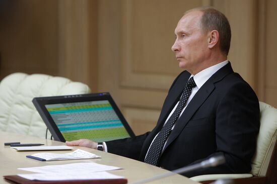 Владимир Путин провел совещание из Ситуационного центра
