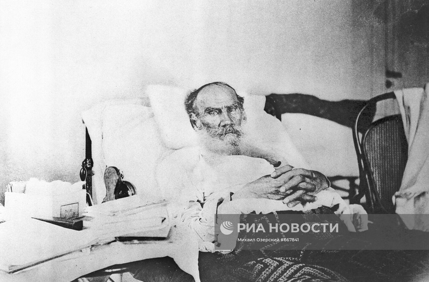 Писатель Лев Николаевич Толстой во время болезни